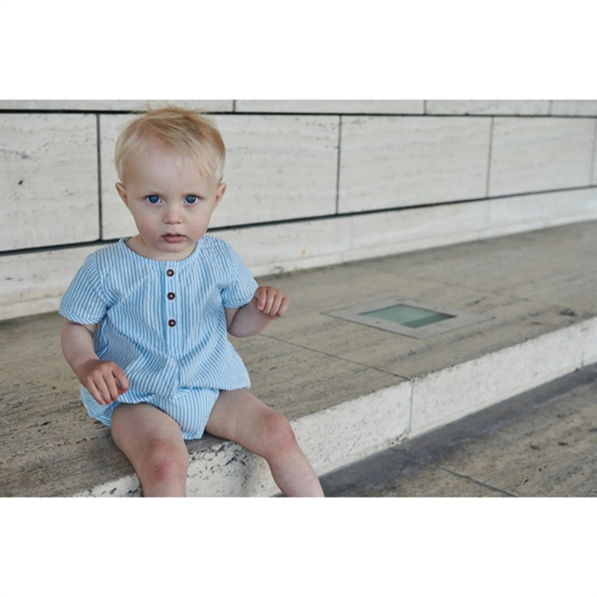 Copenhagen Colors Sky Blue W Cream Stripe Seersucker Romper m. sleeves